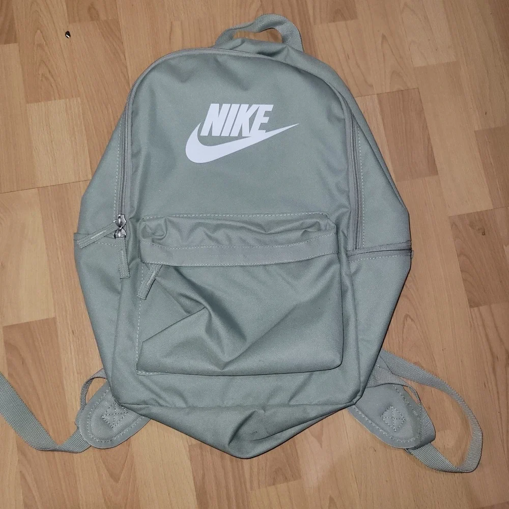 Nike Heritage Backpack Padded Adjustable Straps Laptop Sleeve Sage Green